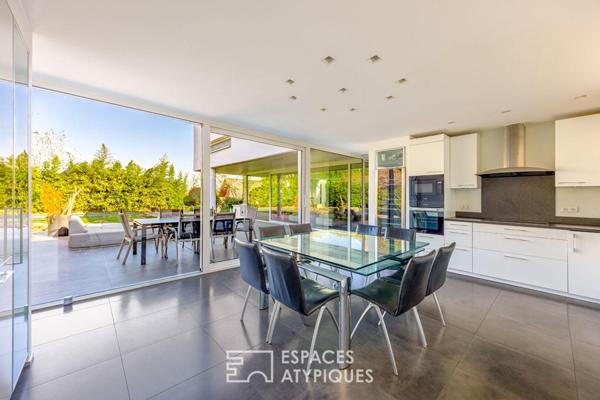 Maison d’architecte dans son écrin de verdure au coeur du Rebberg