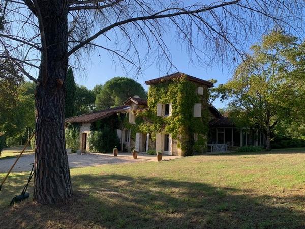 Mauvezin (32120) MAISON PRIVÉE EN PIERRE, CACHÉE DANS SON PROPRE BOIS, AVEC PISCINE ET COURT DE TENNIS