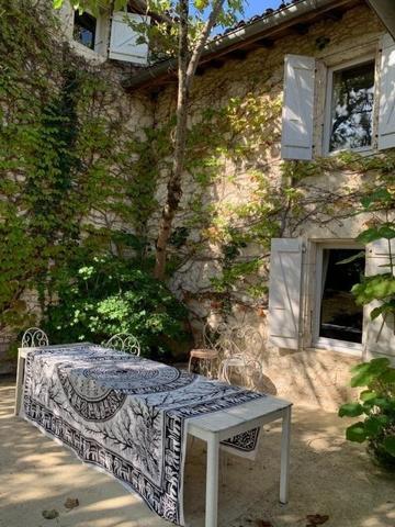 Mauvezin (32120) MAISON PRIVÉE EN PIERRE, CACHÉE DANS SON PROPRE BOIS, AVEC PISCINE ET COURT DE TENNIS