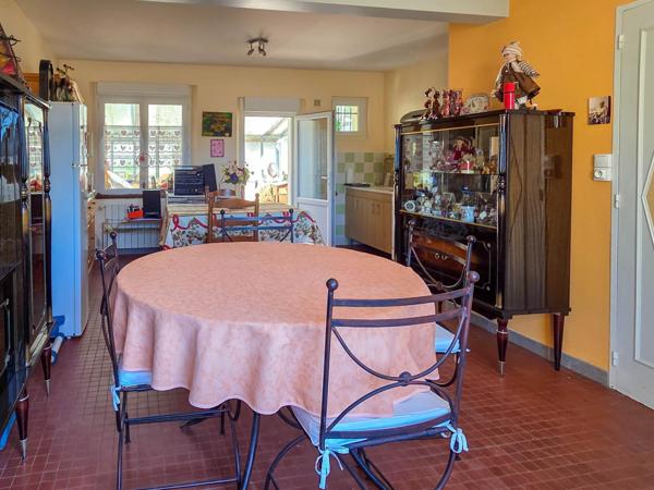 Jolie maison de plain pied proche du centre.