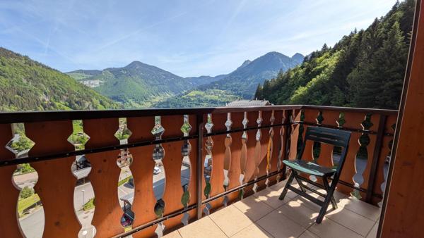 Appartement 2 pièces en étage élevé avec vue panoramique sur les montagnes.