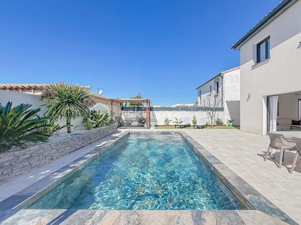 CONTACT - 06 69 53 61 29

*** VILLA CONTEMPORAINE, 106 M² AVEC PISCINE ET GARAGE – GIGEAN ***

En exclusivité - Découvrez cette jolie villa construite en 2020, située sur un terrain de 305 m² et offrant 106 m² habitables.

Elle se compose au rez-de-chaussée d’une belle pièce de vie lumineuse exposée plein Sud, d’une cuisine aménagée et équipée ainsi que d’un WC indépendant.
À l’étage, vous trouverez 3 chambres avec placards, dont une avec dressing, ainsi qu’une salle de bains avec baignoire, douche, double vasque et WC.

Vous profiterez également d’une climatisation gainable Mitsubishi, de volets roulants électriques avec commande centralisée, de baies vitrées à galandage et de menuiseries aluminium au rez-de-chaussée.

Côté extérieur, une agréable piscine au sel de 3 x 7 m vient compléter l’ensemble, ainsi qu’un éclairage au sol.

La maison dispose également d’un garage de 22 m², actuellement divisé en deux espaces, avec un espace de rangement d’un côté et une seconde cuisine ainsi qu’une buanderie de l’autre.

Une maison récente, fonctionnelle et parfaitement entretenue, idéale pour une famille à la recherche d’un bien sans travaux.

Proche de toutes les commodités, écoles, transports et commerces. 

Une vidéo du bien est disponible sur demande.

À visiter rapidement !