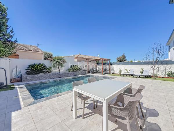 CONTACT - 06 69 53 61 29

*** VILLA CONTEMPORAINE, 106 M² AVEC PISCINE ET GARAGE – GIGEAN ***

En exclusivité - Découvrez cette jolie villa construite en 2020, située sur un terrain de 305 m² et offrant 106 m² habitables.

Elle se compose au rez-de-chaussée d’une belle pièce de vie lumineuse exposée plein Sud, d’une cuisine aménagée et équipée ainsi que d’un WC indépendant.
À l’étage, vous trouverez 3 chambres avec placards, dont une avec dressing, ainsi qu’une salle de bains avec baignoire, douche, double vasque et WC.

Vous profiterez également d’une climatisation gainable Mitsubishi, de volets roulants électriques avec commande centralisée, de baies vitrées à galandage et de menuiseries aluminium au rez-de-chaussée.

Côté extérieur, une agréable piscine au sel de 3 x 7 m vient compléter l’ensemble, ainsi qu’un éclairage au sol.

La maison dispose également d’un garage de 22 m², actuellement divisé en deux espaces, avec un espace de rangement d’un côté et une seconde cuisine ainsi qu’une buanderie de l’autre.

Une maison récente, fonctionnelle et parfaitement entretenue, idéale pour une famille à la recherche d’un bien sans travaux.

Proche de toutes les commodités, écoles, transports et commerces. 

Une vidéo du bien est disponible sur demande.

À visiter rapidement !