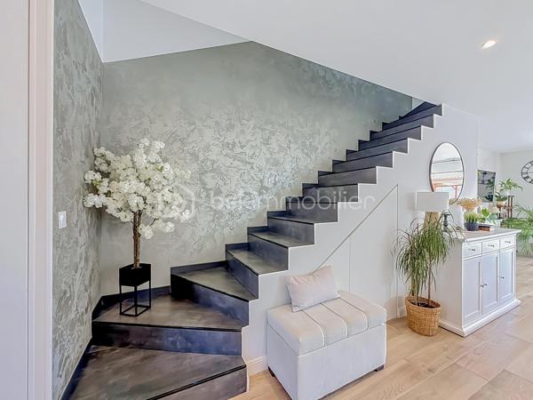 CONTACT - 06 69 53 61 29

*** VILLA CONTEMPORAINE, 106 M² AVEC PISCINE ET GARAGE – GIGEAN ***

En exclusivité - Découvrez cette jolie villa construite en 2020, située sur un terrain de 305 m² et offrant 106 m² habitables.

Elle se compose au rez-de-chaussée d’une belle pièce de vie lumineuse exposée plein Sud, d’une cuisine aménagée et équipée ainsi que d’un WC indépendant.
À l’étage, vous trouverez 3 chambres avec placards, dont une avec dressing, ainsi qu’une salle de bains avec baignoire, douche, double vasque et WC.

Vous profiterez également d’une climatisation gainable Mitsubishi, de volets roulants électriques avec commande centralisée, de baies vitrées à galandage et de menuiseries aluminium au rez-de-chaussée.

Côté extérieur, une agréable piscine au sel de 3 x 7 m vient compléter l’ensemble, ainsi qu’un éclairage au sol.

La maison dispose également d’un garage de 22 m², actuellement divisé en deux espaces, avec un espace de rangement d’un côté et une seconde cuisine ainsi qu’une buanderie de l’autre.

Une maison récente, fonctionnelle et parfaitement entretenue, idéale pour une famille à la recherche d’un bien sans travaux.

Proche de toutes les commodités, écoles, transports et commerces. 

Une vidéo du bien est disponible sur demande.

À visiter rapidement !