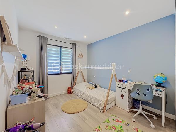 CONTACT - 06 69 53 61 29

*** VILLA CONTEMPORAINE, 106 M² AVEC PISCINE ET GARAGE – GIGEAN ***

En exclusivité - Découvrez cette jolie villa construite en 2020, située sur un terrain de 305 m² et offrant 106 m² habitables.

Elle se compose au rez-de-chaussée d’une belle pièce de vie lumineuse exposée plein Sud, d’une cuisine aménagée et équipée ainsi que d’un WC indépendant.
À l’étage, vous trouverez 3 chambres avec placards, dont une avec dressing, ainsi qu’une salle de bains avec baignoire, douche, double vasque et WC.

Vous profiterez également d’une climatisation gainable Mitsubishi, de volets roulants électriques avec commande centralisée, de baies vitrées à galandage et de menuiseries aluminium au rez-de-chaussée.

Côté extérieur, une agréable piscine au sel de 3 x 7 m vient compléter l’ensemble, ainsi qu’un éclairage au sol.

La maison dispose également d’un garage de 22 m², actuellement divisé en deux espaces, avec un espace de rangement d’un côté et une seconde cuisine ainsi qu’une buanderie de l’autre.

Une maison récente, fonctionnelle et parfaitement entretenue, idéale pour une famille à la recherche d’un bien sans travaux.

Proche de toutes les commodités, écoles, transports et commerces. 

Une vidéo du bien est disponible sur demande.

À visiter rapidement !