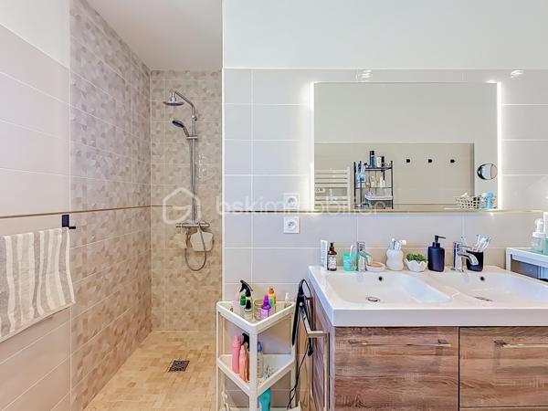 CONTACT - 06 69 53 61 29

*** VILLA CONTEMPORAINE, 106 M² AVEC PISCINE ET GARAGE – GIGEAN ***

En exclusivité - Découvrez cette jolie villa construite en 2020, située sur un terrain de 305 m² et offrant 106 m² habitables.

Elle se compose au rez-de-chaussée d’une belle pièce de vie lumineuse exposée plein Sud, d’une cuisine aménagée et équipée ainsi que d’un WC indépendant.
À l’étage, vous trouverez 3 chambres avec placards, dont une avec dressing, ainsi qu’une salle de bains avec baignoire, douche, double vasque et WC.

Vous profiterez également d’une climatisation gainable Mitsubishi, de volets roulants électriques avec commande centralisée, de baies vitrées à galandage et de menuiseries aluminium au rez-de-chaussée.

Côté extérieur, une agréable piscine au sel de 3 x 7 m vient compléter l’ensemble, ainsi qu’un éclairage au sol.

La maison dispose également d’un garage de 22 m², actuellement divisé en deux espaces, avec un espace de rangement d’un côté et une seconde cuisine ainsi qu’une buanderie de l’autre.

Une maison récente, fonctionnelle et parfaitement entretenue, idéale pour une famille à la recherche d’un bien sans travaux.

Proche de toutes les commodités, écoles, transports et commerces. 

Une vidéo du bien est disponible sur demande.

À visiter rapidement !