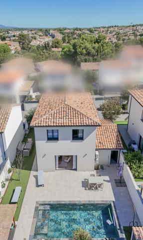 CONTACT - 06 69 53 61 29

*** VILLA CONTEMPORAINE, 106 M² AVEC PISCINE ET GARAGE – GIGEAN ***

En exclusivité - Découvrez cette jolie villa construite en 2020, située sur un terrain de 305 m² et offrant 106 m² habitables.

Elle se compose au rez-de-chaussée d’une belle pièce de vie lumineuse exposée plein Sud, d’une cuisine aménagée et équipée ainsi que d’un WC indépendant.
À l’étage, vous trouverez 3 chambres avec placards, dont une avec dressing, ainsi qu’une salle de bains avec baignoire, douche, double vasque et WC.

Vous profiterez également d’une climatisation gainable Mitsubishi, de volets roulants électriques avec commande centralisée, de baies vitrées à galandage et de menuiseries aluminium au rez-de-chaussée.

Côté extérieur, une agréable piscine au sel de 3 x 7 m vient compléter l’ensemble, ainsi qu’un éclairage au sol.

La maison dispose également d’un garage de 22 m², actuellement divisé en deux espaces, avec un espace de rangement d’un côté et une seconde cuisine ainsi qu’une buanderie de l’autre.

Une maison récente, fonctionnelle et parfaitement entretenue, idéale pour une famille à la recherche d’un bien sans travaux.

Proche de toutes les commodités, écoles, transports et commerces. 

Une vidéo du bien est disponible sur demande.

À visiter rapidement !