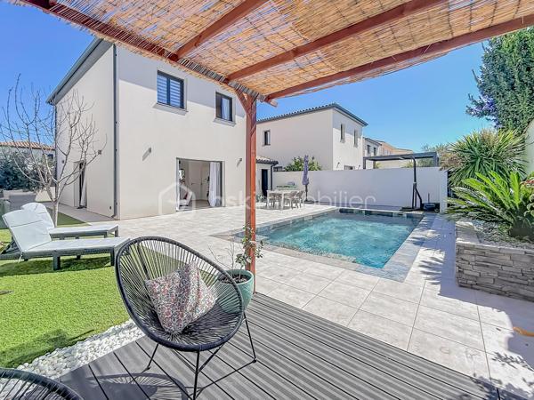 CONTACT - 06 69 53 61 29

*** VILLA CONTEMPORAINE, 106 M² AVEC PISCINE ET GARAGE – GIGEAN ***

En exclusivité - Découvrez cette jolie villa construite en 2020, située sur un terrain de 305 m² et offrant 106 m² habitables.

Elle se compose au rez-de-chaussée d’une belle pièce de vie lumineuse exposée plein Sud, d’une cuisine aménagée et équipée ainsi que d’un WC indépendant.
À l’étage, vous trouverez 3 chambres avec placards, dont une avec dressing, ainsi qu’une salle de bains avec baignoire, douche, double vasque et WC.

Vous profiterez également d’une climatisation gainable Mitsubishi, de volets roulants électriques avec commande centralisée, de baies vitrées à galandage et de menuiseries aluminium au rez-de-chaussée.

Côté extérieur, une agréable piscine au sel de 3 x 7 m vient compléter l’ensemble, ainsi qu’un éclairage au sol.

La maison dispose également d’un garage de 22 m², actuellement divisé en deux espaces, avec un espace de rangement d’un côté et une seconde cuisine ainsi qu’une buanderie de l’autre.

Une maison récente, fonctionnelle et parfaitement entretenue, idéale pour une famille à la recherche d’un bien sans travaux.

Proche de toutes les commodités, écoles, transports et commerces. 

Une vidéo du bien est disponible sur demande.

À visiter rapidement !