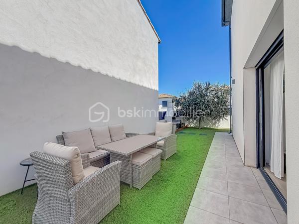 CONTACT - 06 69 53 61 29

*** VILLA CONTEMPORAINE, 106 M² AVEC PISCINE ET GARAGE – GIGEAN ***

En exclusivité - Découvrez cette jolie villa construite en 2020, située sur un terrain de 305 m² et offrant 106 m² habitables.

Elle se compose au rez-de-chaussée d’une belle pièce de vie lumineuse exposée plein Sud, d’une cuisine aménagée et équipée ainsi que d’un WC indépendant.
À l’étage, vous trouverez 3 chambres avec placards, dont une avec dressing, ainsi qu’une salle de bains avec baignoire, douche, double vasque et WC.

Vous profiterez également d’une climatisation gainable Mitsubishi, de volets roulants électriques avec commande centralisée, de baies vitrées à galandage et de menuiseries aluminium au rez-de-chaussée.

Côté extérieur, une agréable piscine au sel de 3 x 7 m vient compléter l’ensemble, ainsi qu’un éclairage au sol.

La maison dispose également d’un garage de 22 m², actuellement divisé en deux espaces, avec un espace de rangement d’un côté et une seconde cuisine ainsi qu’une buanderie de l’autre.

Une maison récente, fonctionnelle et parfaitement entretenue, idéale pour une famille à la recherche d’un bien sans travaux.

Proche de toutes les commodités, écoles, transports et commerces. 

Une vidéo du bien est disponible sur demande.

À visiter rapidement !