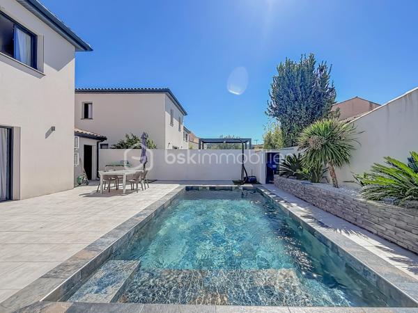CONTACT - 06 69 53 61 29

*** VILLA CONTEMPORAINE, 106 M² AVEC PISCINE ET GARAGE – GIGEAN ***

En exclusivité - Découvrez cette jolie villa construite en 2020, située sur un terrain de 305 m² et offrant 106 m² habitables.

Elle se compose au rez-de-chaussée d’une belle pièce de vie lumineuse exposée plein Sud, d’une cuisine aménagée et équipée ainsi que d’un WC indépendant.
À l’étage, vous trouverez 3 chambres avec placards, dont une avec dressing, ainsi qu’une salle de bains avec baignoire, douche, double vasque et WC.

Vous profiterez également d’une climatisation gainable Mitsubishi, de volets roulants électriques avec commande centralisée, de baies vitrées à galandage et de menuiseries aluminium au rez-de-chaussée.

Côté extérieur, une agréable piscine au sel de 3 x 7 m vient compléter l’ensemble, ainsi qu’un éclairage au sol.

La maison dispose également d’un garage de 22 m², actuellement divisé en deux espaces, avec un espace de rangement d’un côté et une seconde cuisine ainsi qu’une buanderie de l’autre.

Une maison récente, fonctionnelle et parfaitement entretenue, idéale pour une famille à la recherche d’un bien sans travaux.

Proche de toutes les commodités, écoles, transports et commerces. 

Une vidéo du bien est disponible sur demande.

À visiter rapidement !