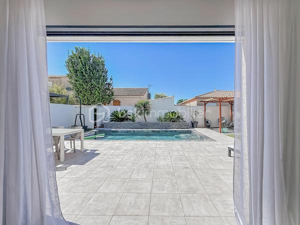 CONTACT - 06 69 53 61 29

*** VILLA CONTEMPORAINE, 106 M² AVEC PISCINE ET GARAGE – GIGEAN ***

En exclusivité - Découvrez cette jolie villa construite en 2020, située sur un terrain de 305 m² et offrant 106 m² habitables.

Elle se compose au rez-de-chaussée d’une belle pièce de vie lumineuse exposée plein Sud, d’une cuisine aménagée et équipée ainsi que d’un WC indépendant.
À l’étage, vous trouverez 3 chambres avec placards, dont une avec dressing, ainsi qu’une salle de bains avec baignoire, douche, double vasque et WC.

Vous profiterez également d’une climatisation gainable Mitsubishi, de volets roulants électriques avec commande centralisée, de baies vitrées à galandage et de menuiseries aluminium au rez-de-chaussée.

Côté extérieur, une agréable piscine au sel de 3 x 7 m vient compléter l’ensemble, ainsi qu’un éclairage au sol.

La maison dispose également d’un garage de 22 m², actuellement divisé en deux espaces, avec un espace de rangement d’un côté et une seconde cuisine ainsi qu’une buanderie de l’autre.

Une maison récente, fonctionnelle et parfaitement entretenue, idéale pour une famille à la recherche d’un bien sans travaux.

Proche de toutes les commodités, écoles, transports et commerces. 

Une vidéo du bien est disponible sur demande.

À visiter rapidement !