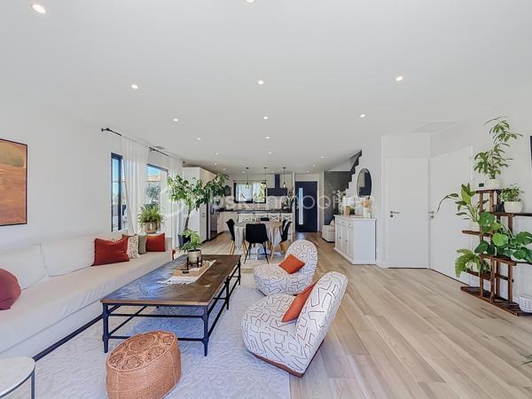 CONTACT - 06 69 53 61 29

*** VILLA CONTEMPORAINE, 106 M² AVEC PISCINE ET GARAGE – GIGEAN ***

En exclusivité - Découvrez cette jolie villa construite en 2020, située sur un terrain de 305 m² et offrant 106 m² habitables.

Elle se compose au rez-de-chaussée d’une belle pièce de vie lumineuse exposée plein Sud, d’une cuisine aménagée et équipée ainsi que d’un WC indépendant.
À l’étage, vous trouverez 3 chambres avec placards, dont une avec dressing, ainsi qu’une salle de bains avec baignoire, douche, double vasque et WC.

Vous profiterez également d’une climatisation gainable Mitsubishi, de volets roulants électriques avec commande centralisée, de baies vitrées à galandage et de menuiseries aluminium au rez-de-chaussée.

Côté extérieur, une agréable piscine au sel de 3 x 7 m vient compléter l’ensemble, ainsi qu’un éclairage au sol.

La maison dispose également d’un garage de 22 m², actuellement divisé en deux espaces, avec un espace de rangement d’un côté et une seconde cuisine ainsi qu’une buanderie de l’autre.

Une maison récente, fonctionnelle et parfaitement entretenue, idéale pour une famille à la recherche d’un bien sans travaux.

Proche de toutes les commodités, écoles, transports et commerces. 

Une vidéo du bien est disponible sur demande.

À visiter rapidement !