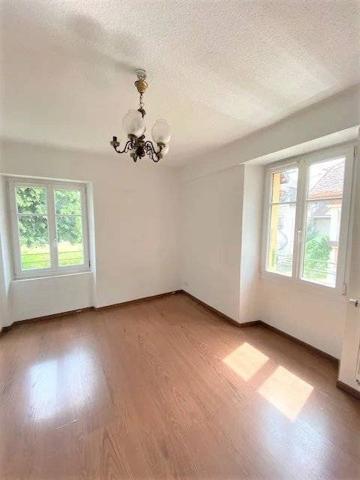 Appt/Maison. Pas de charges. 2 parkings