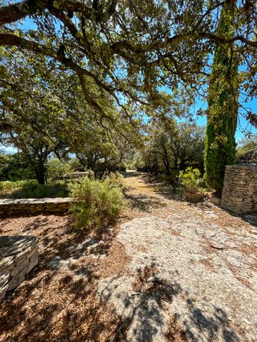 Gordes (84220) Gordes exceptionel sur 30000m2 de terrain, bergerie 152 m2 atelier bories piscine vue panoramique