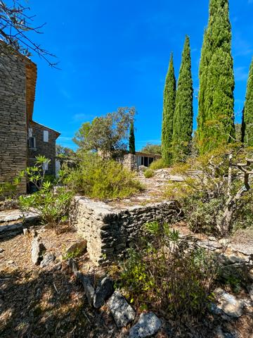 Gordes (84220) Gordes exceptionel sur 30000m2 de terrain, bergerie 152 m2 atelier bories piscine vue panoramique