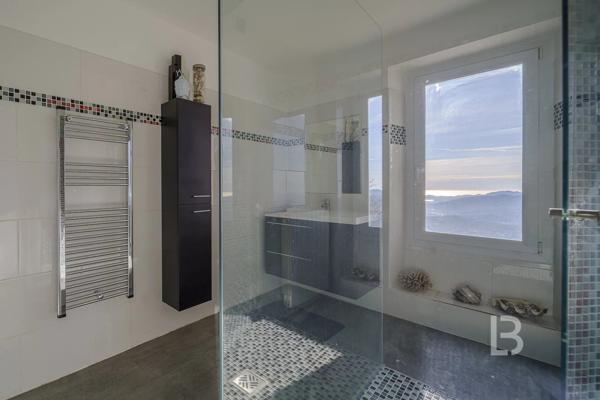 A vendre à Grasse, ancienne bastide de parfumeur avec vue mer