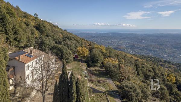 A vendre à Grasse, ancienne bastide de parfumeur avec vue mer
