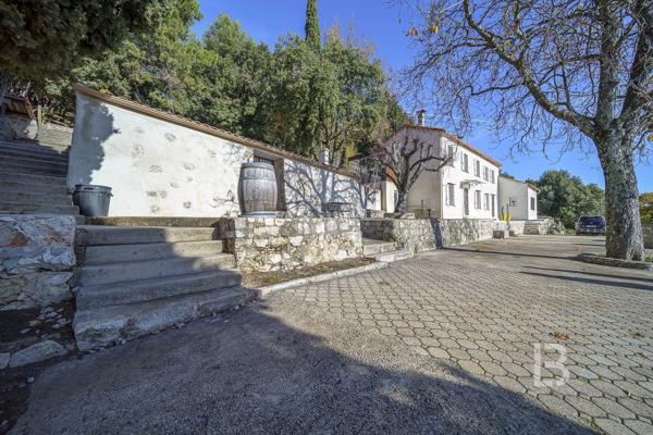 A vendre à Grasse, ancienne bastide de parfumeur avec vue mer