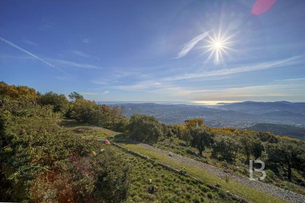 A vendre à Grasse, ancienne bastide de parfumeur avec vue mer