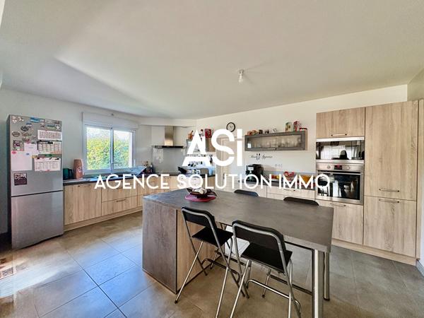 Maison Saint-pierre-la-cour 193m² 8 pièce(s) sur terrain clos de 627m².