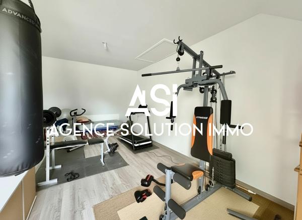 Maison Saint-pierre-la-cour 193m² 8 pièce(s) sur terrain clos de 627m².