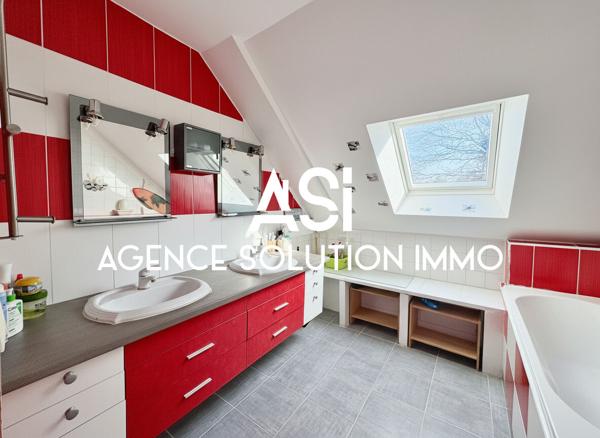 Maison Saint-pierre-la-cour 193m² 8 pièce(s) sur terrain clos de 627m².