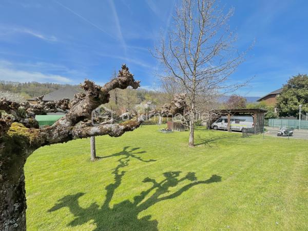 À vendre Terrain coup de cœur de 857 m², exposé plein Sud à Cognin.
Imaginez votre future maison, baignée de lumière du matin au soir, au calme, dans un joli quartier pavillonnaire… C’est exactement ce que propose ce terrain plat rare de 857 m², parfaitement exposé.
La parcelle, viabilisée en bordure, se trouve dans la zone PLUi UGI et offre une emprise au sol maximale de 342,8 m² grâce à un CES de 40 %. De quoi laisser libre cours à un beau projet de vie, moderne et confortable.

Caractéristiques du terrain :
Surface totale : 857 m²
Exposition : plein Sud
Terrain viabilisé en bordure (raccordements à proximité immédiate)
Zonage PLUi : UGI
Coefficient d’emprise au sol (CES) : 40 %, soit 342,8 m² d’emprise au sol maximale
Environnement : quartier résidentiel, calme et recherché

Atouts du secteur :
- Proximité des commerces
- Transports en commun accessibles à pied
- Cadre de vie agréable 

L’environnement est un vrai atout : un secteur serein, proche des commerces, des écoles et des transports. Tout est accessible, sans renoncer à la tranquillité.
Une opportunité rare dans un cadre recherché, idéale pour une maison familiale chaleureuse et lumineuse.

Pour plus de renseignements ou pour organiser une visite, contactez-moi.