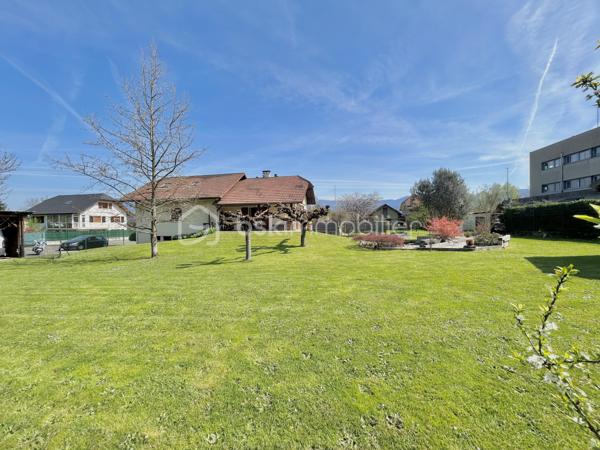 À vendre Terrain coup de cœur de 857 m², exposé plein Sud à Cognin.
Imaginez votre future maison, baignée de lumière du matin au soir, au calme, dans un joli quartier pavillonnaire… C’est exactement ce que propose ce terrain plat rare de 857 m², parfaitement exposé.
La parcelle, viabilisée en bordure, se trouve dans la zone PLUi UGI et offre une emprise au sol maximale de 342,8 m² grâce à un CES de 40 %. De quoi laisser libre cours à un beau projet de vie, moderne et confortable.

Caractéristiques du terrain :
Surface totale : 857 m²
Exposition : plein Sud
Terrain viabilisé en bordure (raccordements à proximité immédiate)
Zonage PLUi : UGI
Coefficient d’emprise au sol (CES) : 40 %, soit 342,8 m² d’emprise au sol maximale
Environnement : quartier résidentiel, calme et recherché

Atouts du secteur :
- Proximité des commerces
- Transports en commun accessibles à pied
- Cadre de vie agréable 

L’environnement est un vrai atout : un secteur serein, proche des commerces, des écoles et des transports. Tout est accessible, sans renoncer à la tranquillité.
Une opportunité rare dans un cadre recherché, idéale pour une maison familiale chaleureuse et lumineuse.

Pour plus de renseignements ou pour organiser une visite, contactez-moi.