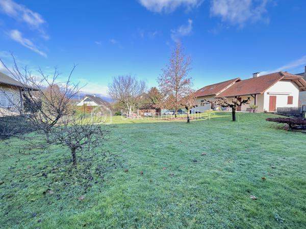 À vendre Terrain coup de cœur de 857 m², exposé plein Sud à Cognin.
Imaginez votre future maison, baignée de lumière du matin au soir, au calme, dans un joli quartier pavillonnaire… C’est exactement ce que propose ce terrain plat rare de 857 m², parfaitement exposé.
La parcelle, viabilisée en bordure, se trouve dans la zone PLUi UGI et offre une emprise au sol maximale de 342,8 m² grâce à un CES de 40 %. De quoi laisser libre cours à un beau projet de vie, moderne et confortable.

Caractéristiques du terrain :
Surface totale : 857 m²
Exposition : plein Sud
Terrain viabilisé en bordure (raccordements à proximité immédiate)
Zonage PLUi : UGI
Coefficient d’emprise au sol (CES) : 40 %, soit 342,8 m² d’emprise au sol maximale
Environnement : quartier résidentiel, calme et recherché

Atouts du secteur :
- Proximité des commerces
- Transports en commun accessibles à pied
- Cadre de vie agréable 

L’environnement est un vrai atout : un secteur serein, proche des commerces, des écoles et des transports. Tout est accessible, sans renoncer à la tranquillité.
Une opportunité rare dans un cadre recherché, idéale pour une maison familiale chaleureuse et lumineuse.

Pour plus de renseignements ou pour organiser une visite, contactez-moi.