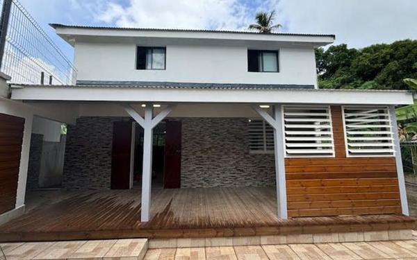 Appartement à louer    3 pièces •  Le Moule