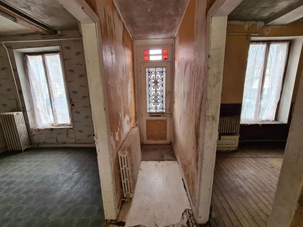 Exclusivité - Les Andelys centre - Maison en pierre  d'environ 140 m2 à rénover  sur 620m2 de terrain plat  - Prix : 76.990