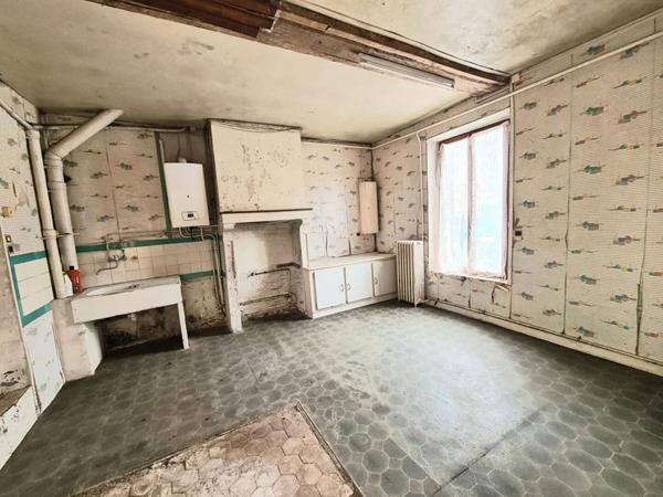 Exclusivité - Les Andelys centre - Maison en pierre  d'environ 140 m2 à rénover  sur 620m2 de terrain plat  - Prix : 76.990