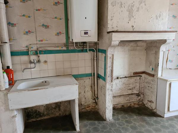 Exclusivité - Les Andelys centre - Maison en pierre  d'environ 140 m2 à rénover  sur 620m2 de terrain plat  - Prix : 76.990