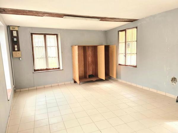 Exclusivité - Les Andelys centre - Maison en pierre  d'environ 140 m2 à rénover  sur 620m2 de terrain plat  - Prix : 76.990