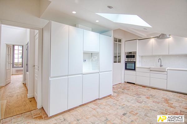"Versailles Montreuil Saint-Symphorien" - Appartement de 6 pièces en duplex de 138 m² "esprit maison" 2ème étage d'un hôtel particulier ! Loyer 2 972 €/mois charges comprises **  - Référence  28342