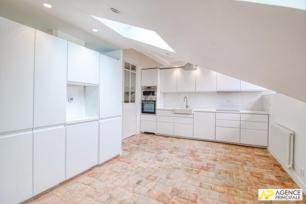 "Versailles Montreuil Saint-Symphorien" - Appartement de 6 pièces en duplex de 138 m² "esprit maison" 2ème étage d'un hôtel particulier ! Loyer 2 972 €/mois charges comprises **  - Référence  28342