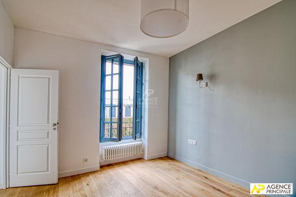 "Versailles Montreuil Saint-Symphorien" - Appartement de 6 pièces en duplex de 138 m² "esprit maison" 2ème étage d'un hôtel particulier ! Loyer 2 972 €/mois charges comprises **  - Référence  28342