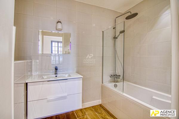 "Versailles Montreuil Saint-Symphorien" - Appartement de 6 pièces en duplex de 138 m² "esprit maison" 2ème étage d'un hôtel particulier ! Loyer 2 972 €/mois charges comprises **  - Référence  28342