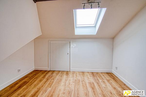 "Versailles Montreuil Saint-Symphorien" - Appartement de 6 pièces en duplex de 138 m² "esprit maison" 2ème étage d'un hôtel particulier ! Loyer 2 972 €/mois charges comprises **  - Référence  28342