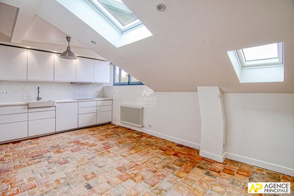 "Versailles Montreuil Saint-Symphorien" - Appartement de 6 pièces en duplex de 138 m² "esprit maison" 2ème étage d'un hôtel particulier ! Loyer 2 972 €/mois charges comprises **  - Référence  28342