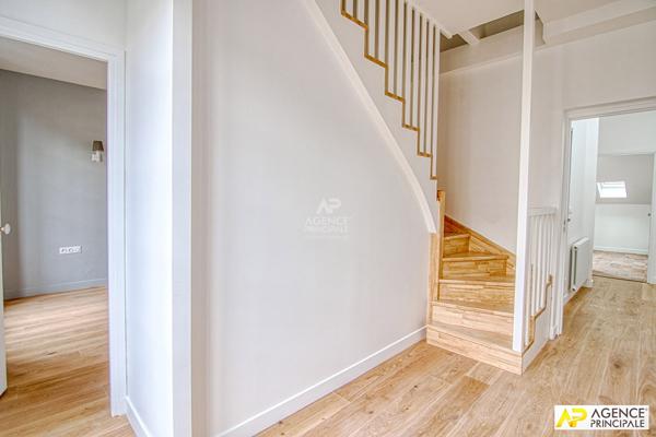 "Versailles Montreuil Saint-Symphorien" - Appartement de 6 pièces en duplex de 138 m² "esprit maison" 2ème étage d'un hôtel particulier ! Loyer 2 972 €/mois charges comprises **  - Référence  28342