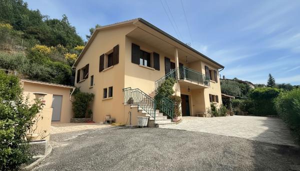 Ardèche - Maison lumineuse avec piscine et vue