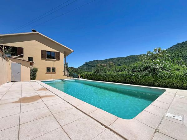 Ardèche - Maison lumineuse avec piscine et vue
