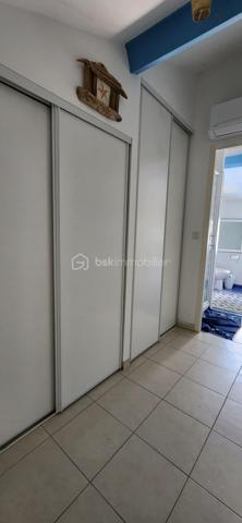 LES MATHES : A proximité des plages, écoles, commerces et grandes surfaces.

Maison bien entretenue comprenant :
Une entrée donnant sur un séjour lumineux et sa cuisine ouverte, une chambre et des wc séparés.
A l'étage un dégagement desservant deux autres chambres, une salle d'eau avec wc et de grands placards de rangements.
Coté extérieur joli terrain arboré d'environ 164 m2 avec une terrasse bien exposée et un abri de jardin.
*** Aucun travaux a prévoir.
*** Maison et terrain bien entretenus.
*** Local a vélo.
*** Pistes cyclables et activités diverses a proximité immédiate.

A votre disposition pour tout renseignement complémentaire au 06.14.04.55.39