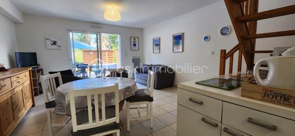 LES MATHES : A proximité des plages, écoles, commerces et grandes surfaces.

Maison bien entretenue comprenant :
Une entrée donnant sur un séjour lumineux et sa cuisine ouverte, une chambre et des wc séparés.
A l'étage un dégagement desservant deux autres chambres, une salle d'eau avec wc et de grands placards de rangements.
Coté extérieur joli terrain arboré d'environ 164 m2 avec une terrasse bien exposée et un abri de jardin.
*** Aucun travaux a prévoir.
*** Maison et terrain bien entretenus.
*** Local a vélo.
*** Pistes cyclables et activités diverses a proximité immédiate.

A votre disposition pour tout renseignement complémentaire au 06.14.04.55.39