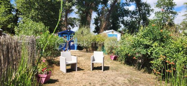 LES MATHES : A proximité des plages, écoles, commerces et grandes surfaces.

Maison bien entretenue comprenant :
Une entrée donnant sur un séjour lumineux et sa cuisine ouverte, une chambre et des wc séparés.
A l'étage un dégagement desservant deux autres chambres, une salle d'eau avec wc et de grands placards de rangements.
Coté extérieur joli terrain arboré d'environ 164 m2 avec une terrasse bien exposée et un abri de jardin.
*** Aucun travaux a prévoir.
*** Maison et terrain bien entretenus.
*** Local a vélo.
*** Pistes cyclables et activités diverses a proximité immédiate.

A votre disposition pour tout renseignement complémentaire au 06.14.04.55.39