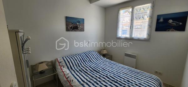 LES MATHES : A proximité des plages, écoles, commerces et grandes surfaces.

Maison bien entretenue comprenant :
Une entrée donnant sur un séjour lumineux et sa cuisine ouverte, une chambre et des wc séparés.
A l'étage un dégagement desservant deux autres chambres, une salle d'eau avec wc et de grands placards de rangements.
Coté extérieur joli terrain arboré d'environ 164 m2 avec une terrasse bien exposée et un abri de jardin.
*** Aucun travaux a prévoir.
*** Maison et terrain bien entretenus.
*** Local a vélo.
*** Pistes cyclables et activités diverses a proximité immédiate.

A votre disposition pour tout renseignement complémentaire au 06.14.04.55.39