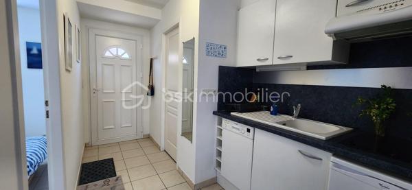 LES MATHES : A proximité des plages, écoles, commerces et grandes surfaces.

Maison bien entretenue comprenant :
Une entrée donnant sur un séjour lumineux et sa cuisine ouverte, une chambre et des wc séparés.
A l'étage un dégagement desservant deux autres chambres, une salle d'eau avec wc et de grands placards de rangements.
Coté extérieur joli terrain arboré d'environ 164 m2 avec une terrasse bien exposée et un abri de jardin.
*** Aucun travaux a prévoir.
*** Maison et terrain bien entretenus.
*** Local a vélo.
*** Pistes cyclables et activités diverses a proximité immédiate.

A votre disposition pour tout renseignement complémentaire au 06.14.04.55.39