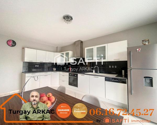 Découvrez le Charme Exceptionnel de cette Maison de 2010, Surplombant La Tour du Pin