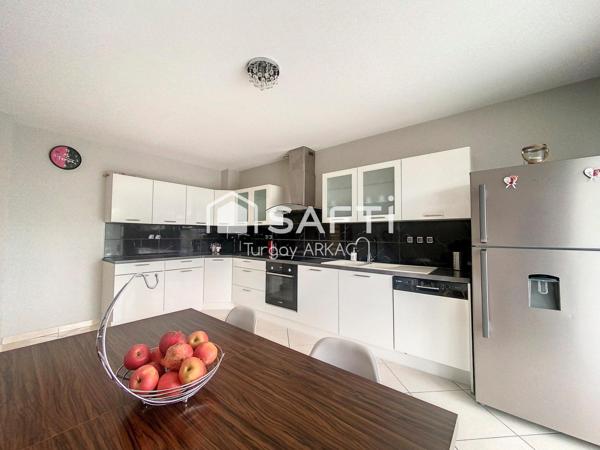 Découvrez le Charme Exceptionnel de cette Maison de 2010, Surplombant La Tour du Pin